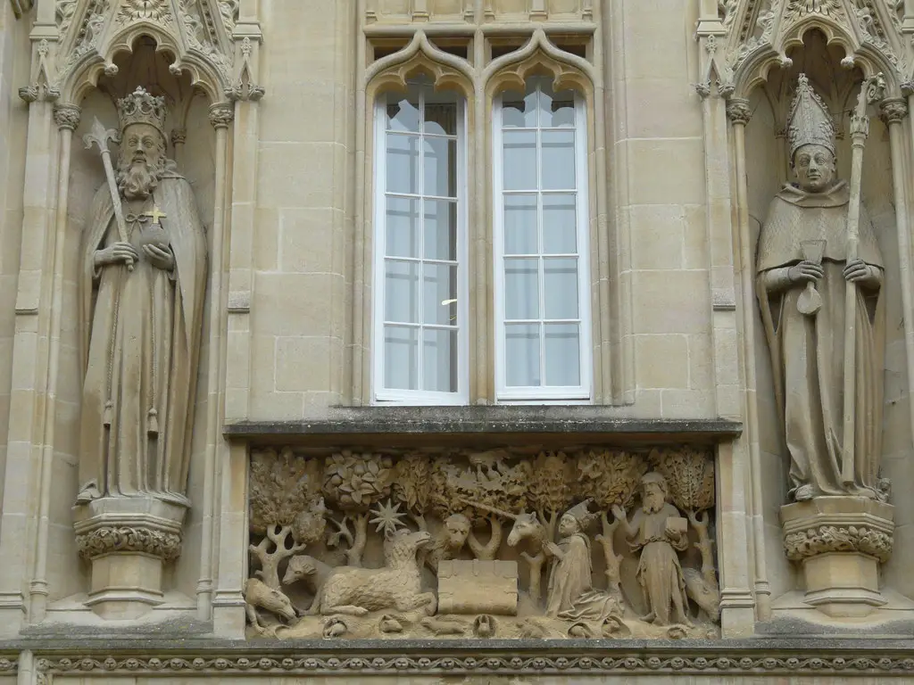 Frieze frame!