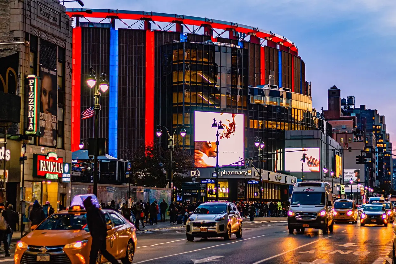 See Madison Square Garden Ushers Vibe-Dance to Celebrate Phish’s 100th Booking at Legendary Venue