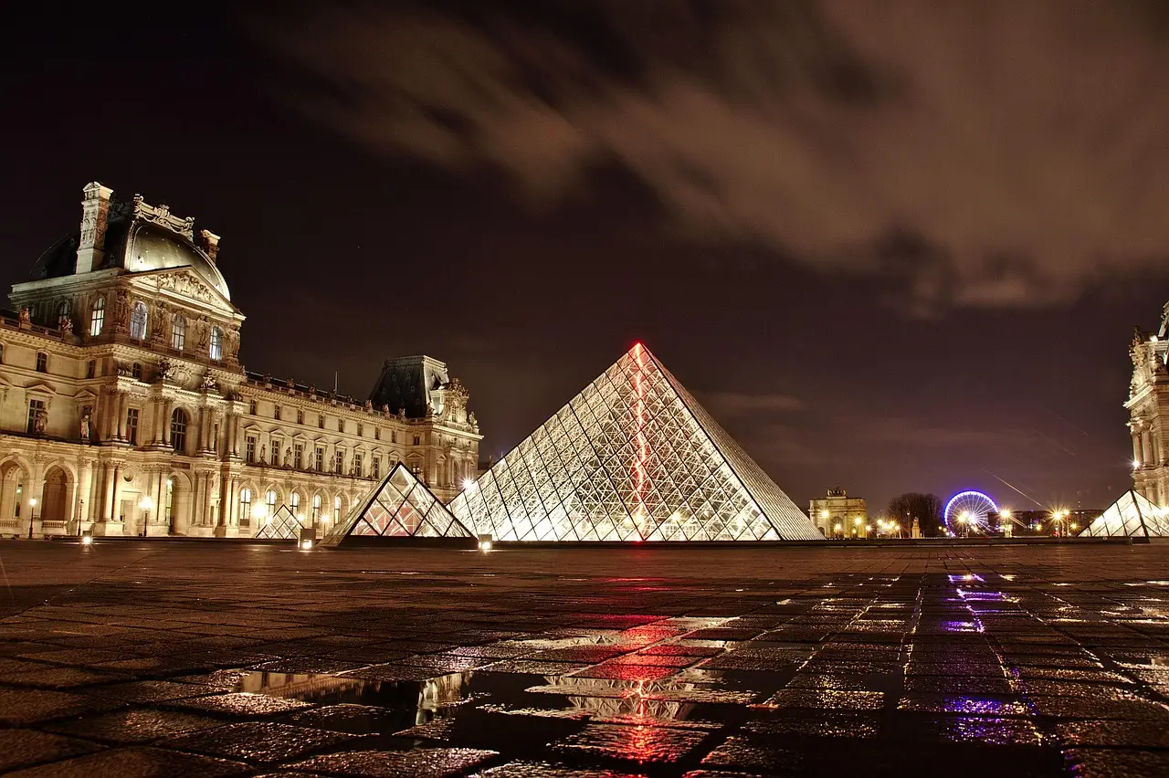Louvre Signs Deal with Unions, Ending Threat of Continued Strikes