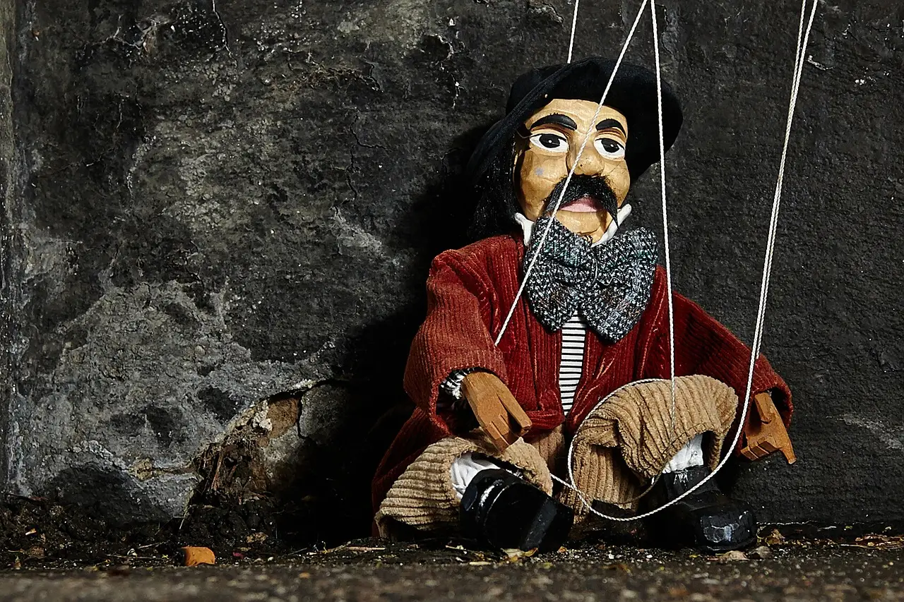 V/H/S/Mixtape review – murderous puppets pull the strings in mixed bag of gory music-themed mini-movies